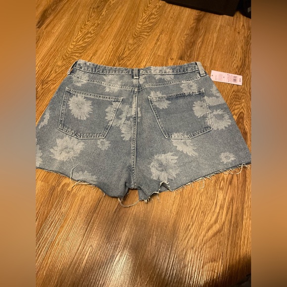 (SOLD) Jean shorts - Picture 2 of 2
